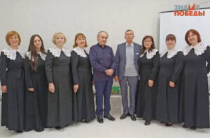 Наталья Гурская (первая слева)
