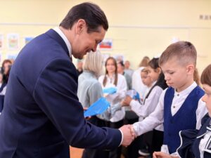 Глава Сухого Лога вручил первоклассникам бумажные самолетики с
добрыми пожеланиями