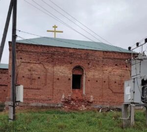 На здании храма в с. Таушканском заменили крышу и покрасили крест