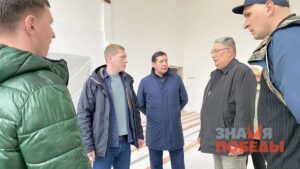Министр Григорий Сурганов, глава муниципалитета Рафаил Мингалимов, директор школы Вадим Дзюбин с подрядчиком в школе №17
