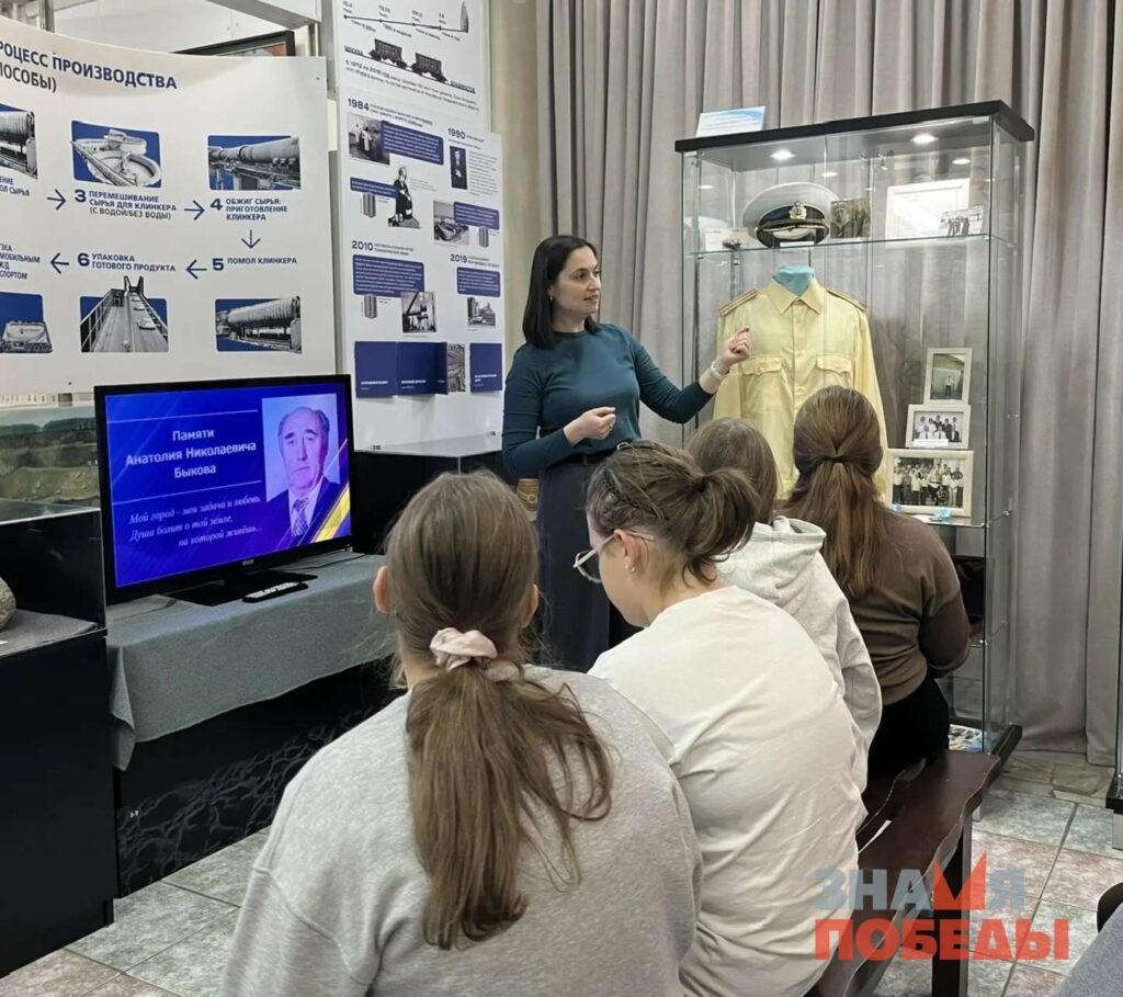 Экскурсовод
Сухоложского историкокраеведческого музея
Евгения
Денисова
рассказывает семиклассникам
из шк. №7
об Анатолии
Быкове,
2026 год