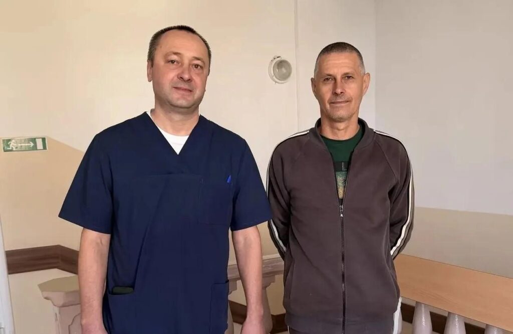 Хирург Павел Русинов и его пациент Сергей Сиволожский 
