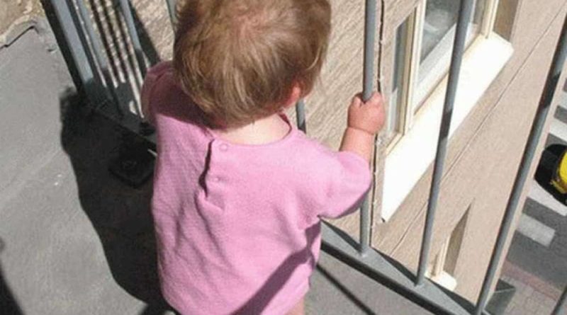 малыш на балконе