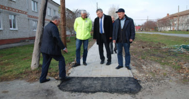 Алексей Трофимчук (первый справа) в составе комиссии контролирует работы по обустройству тротуаров