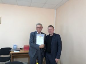 Владимир Воронов вручает благодарственное письмо Ивану Кочкину