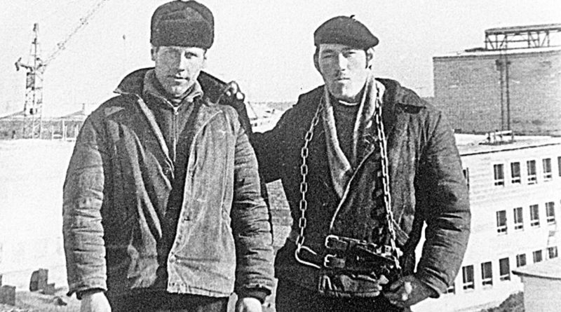 Монтажники Владимир Филатов (справа) и Анатолий Копырин на крыше строящегося ДК «Кристалл», 1973 г
