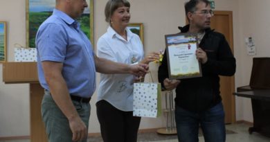 Награда вручается Виталию Корниенко