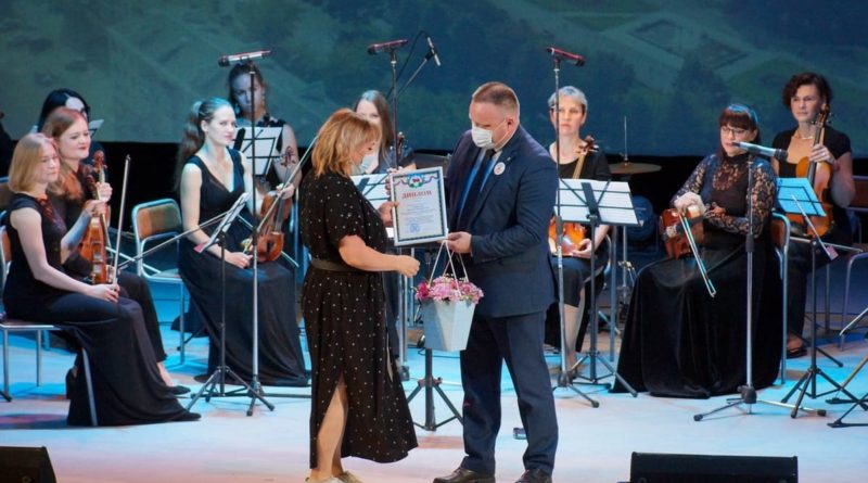 Глава города Роман Валов вручает награду Наталье Горбатовой