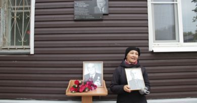 На доме №11 по ул.Октябрьской установлена мемориальная доска ветерану медицинской службы и почетному гражданину Сухого Лога Захару Долгополову.