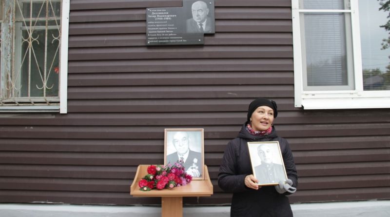 На доме №11 по ул.Октябрьской установлена мемориальная доска ветерану медицинской службы и почетному гражданину Сухого Лога Захару Долгополову.