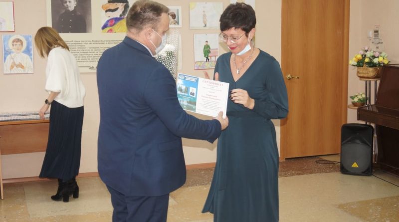 Роман Валов вручает награду Оксане Зыряновой