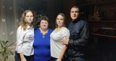 Евгения Филимонова с детьми Таисией, Анастасией и Андреем