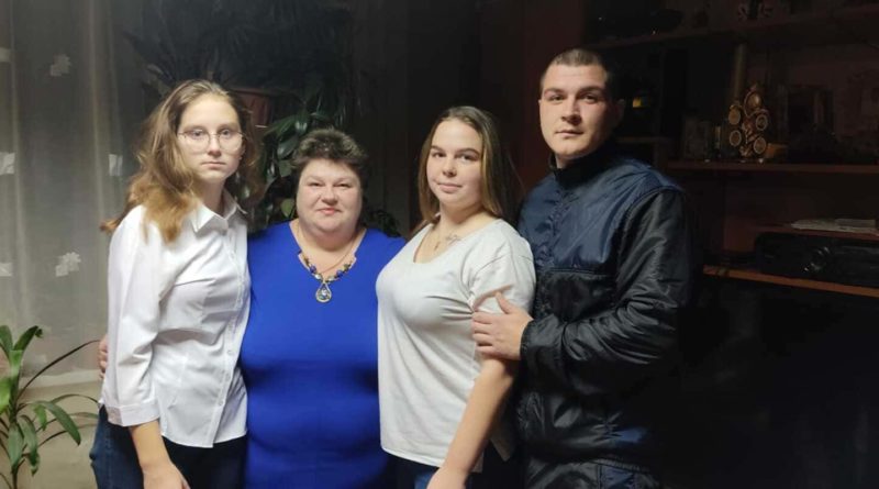Евгения Филимонова с детьми Таисией, Анастасией и Андреем