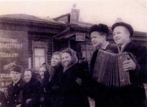 Участники демонстрации, посвященной годовщине Октябрьской революции, с. Новопышминское, 1954 г