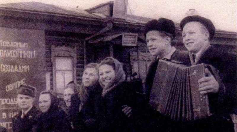 Участники демонстрации, посвященной годовщине Октябрьской революции, с. Новопышминское, 1954 г