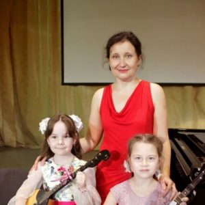 Наталья Санникова с первоклассницами Таней Шавкуновой и Катей Тимофеевой