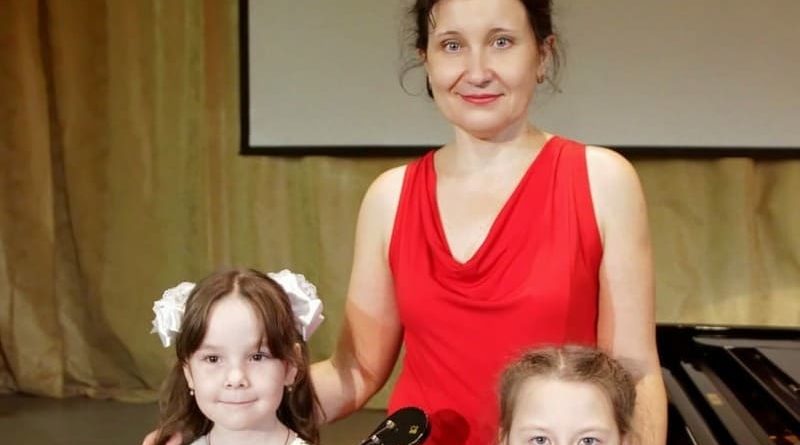 Наталья Санникова с первоклассницами Таней Шавкуновой и Катей Тимофеевой