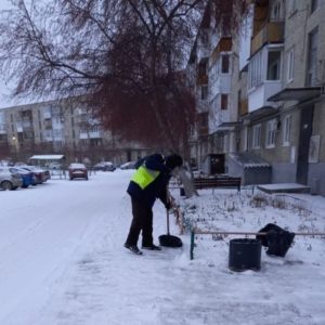 Дворники сменили метлы на лопаты – с первым снегопадом справились достойно