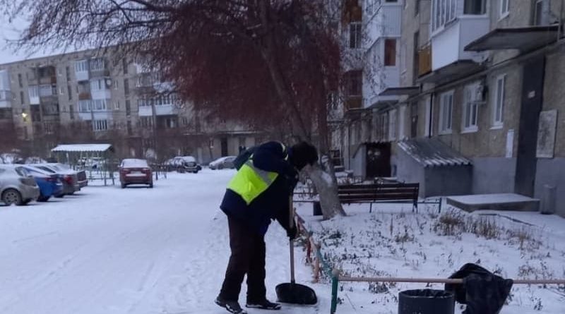 Дворники сменили метлы на лопаты – с первым снегопадом справились достойно