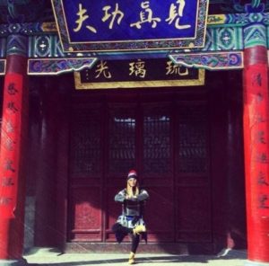 Екатерина Анжиеманг у стен буддийского монастыря Шаолинь. Провинция Хэнань, г. Дэнфан