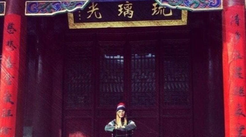 Екатерина Анжиеманг у стен буддийского монастыря Шаолинь. Провинция Хэнань, г. Дэнфан