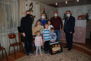Семья Шакировых с гостями и подарком