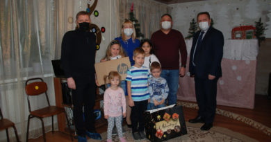 Семья Шакировых с гостями и подарком
