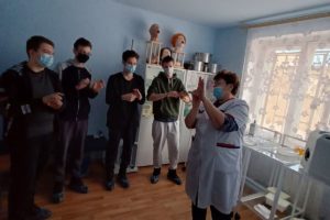 Светлана Устьянцева демонстрирует, как следует обрабатывать руки