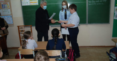 Владислав Марченко вручает грамоту