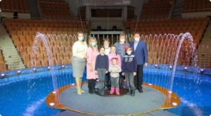 Благодаря проекту «Ёлка желаний» многодетная семья Калашниковых из Сухого Лога побывала на представлении в цирке и увидела цирковое закулисье