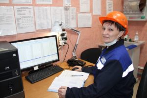 Татьяна Неустроева в кабинете отдела технического контроля