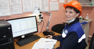 Татьяна Неустроева в кабинете отдела технического контроля