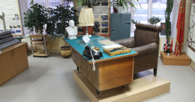 Рабочий стол Владислава Кобылянского в экспозиции заводского музея