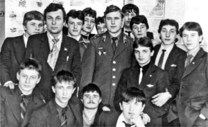 Игорь Лифанов (в центре) с учащимися СПТУ-43, середина 1980-х