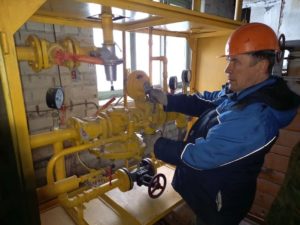 Виктор Боликов,газовщик котельной №5, готовит оборудование к запуску