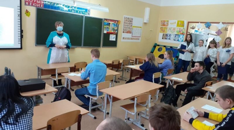 С подростками беседует врач-нарколог Надежда Галиакберова