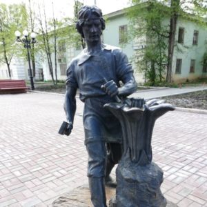 Скульптура Данилы-мастера на ул. Трояна в Полевском