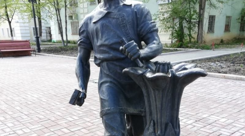 Скульптура Данилы-мастера на ул. Трояна в Полевском