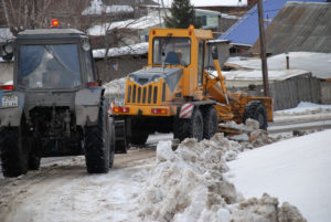 На дополнительную расчистку обочин от снега привлекли технику МУП «Горкомхоз».