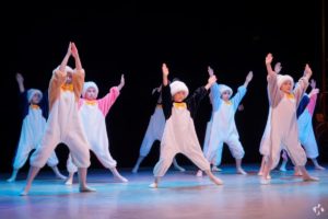 Танец «Пингвины на льдине» исполняют воспитанники Сухоложской школы искусств 