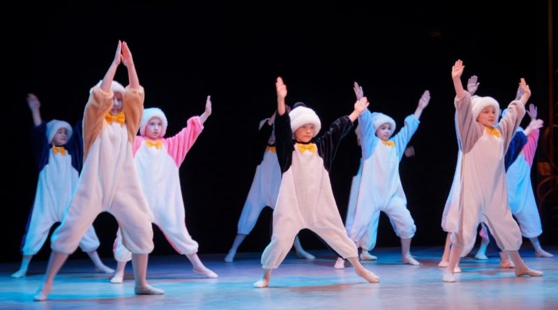 Танец «Пингвины на льдине» исполняют воспитанники Сухоложской школы искусств