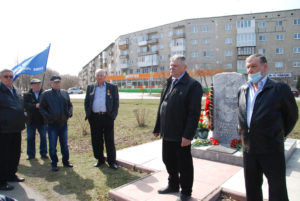 Игорь Ермаков (в центре) и другие чернобыльцы у мемориала, 26 апреля 2021 г