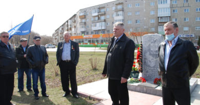 Игорь Ермаков (в центре) и другие чернобыльцы у мемориала, 26 апреля 2021 г