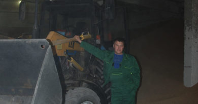 Механизатор Григорий Неустроев на складе после погрузки гороха