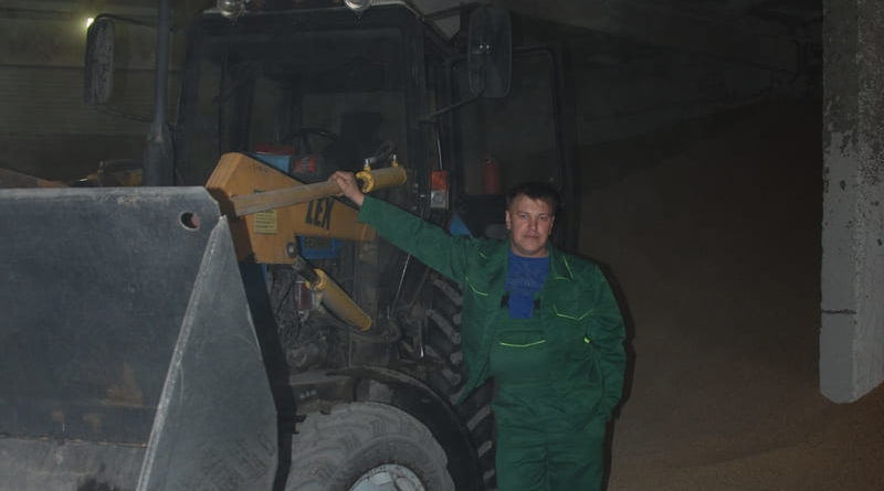 Механизатор Григорий Неустроев на складе после погрузки гороха