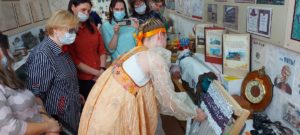 Члены конкурсной комиссии в музее гимназии №1 знакомятся с работой приспособления для плетения половиков