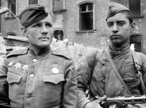 Степан Неустроев (слева) и младший сержант Петр Щербина, 1945 г.