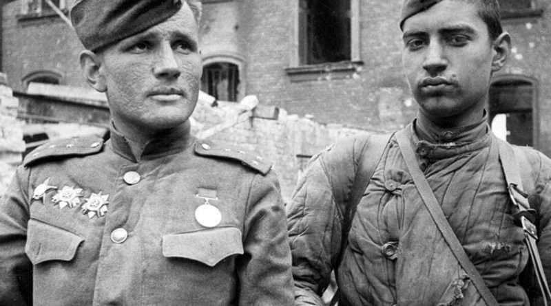 Степан Неустроев (слева) и младший сержант Петр Щербина, 1945 г.
