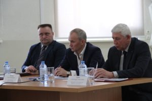 В президиуме Совета директоров Р. Валов, О. Чемезов, А. Терин