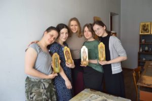Татьяна Голубцова (справа) с однокурсницами и преподавателем (в центре)